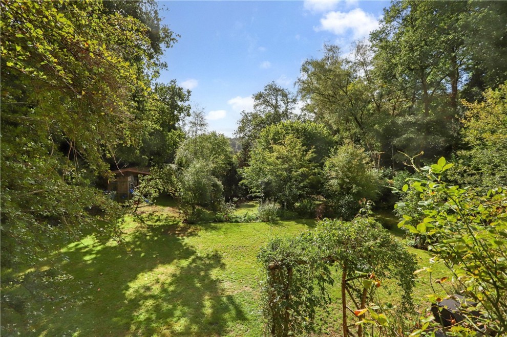 Aveley Close, Farnham, GU9