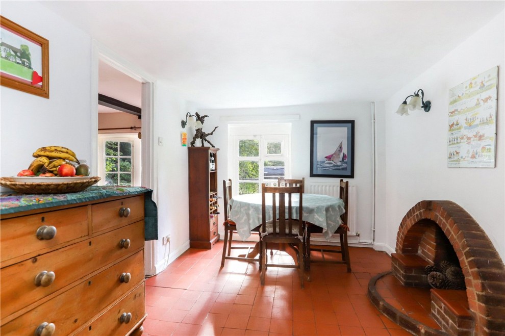 Aveley Close, Farnham, GU9