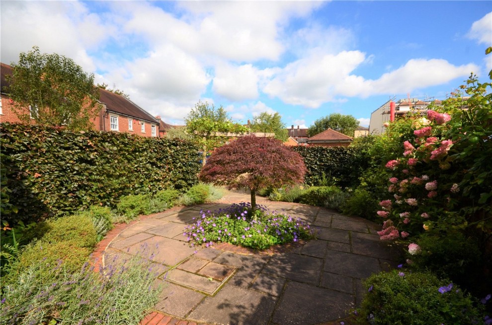 Kingham Place, Farnham, GU9