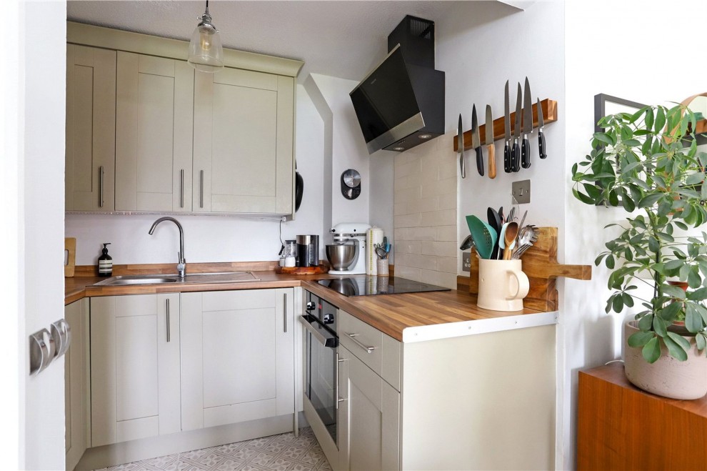 Broad Ha'penny, Boundstone, GU10