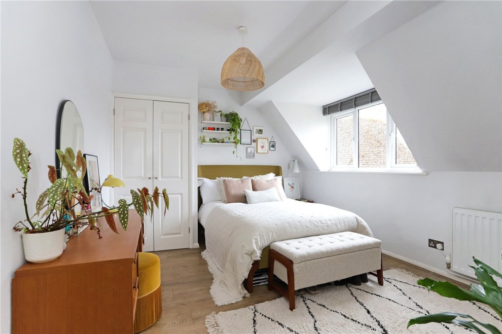Broad Ha'penny, Boundstone, GU10