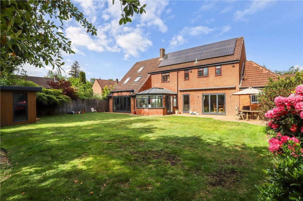 Meadow Way, Rowledge, GU10