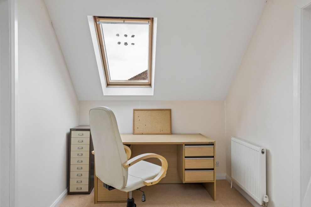 Broomleaf Road, Farnham, GU9