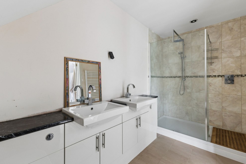 Broomleaf Road, Farnham, GU9