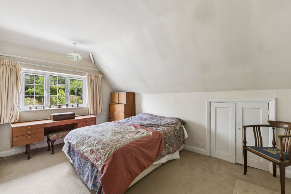 Broomleaf Road, Farnham, GU9