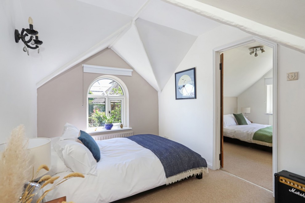 8 Gardeners Hill Road, Farnham, GU10