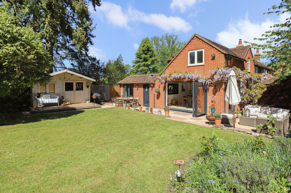 8 Gardeners Hill Road, Farnham, GU10