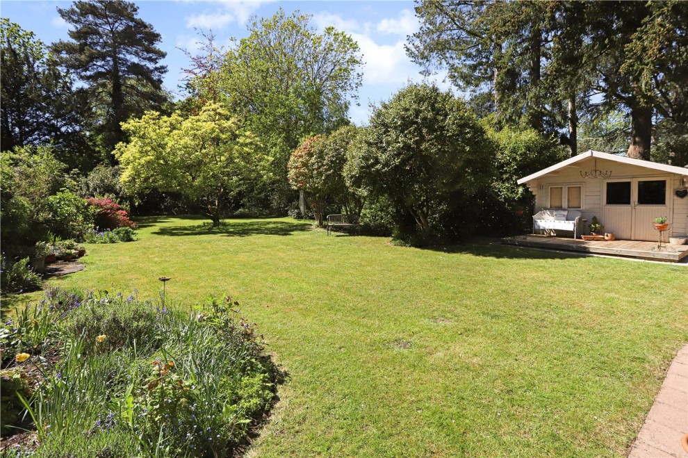 8 Gardeners Hill Road, Farnham, GU10