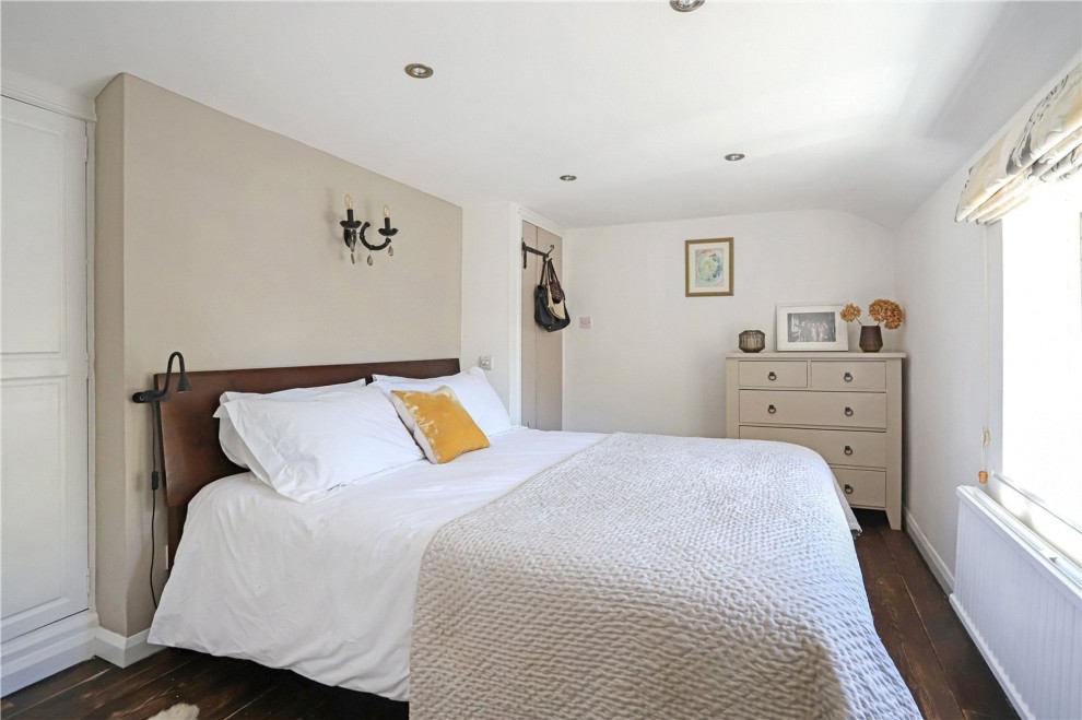 8 Gardeners Hill Road, Farnham, GU10