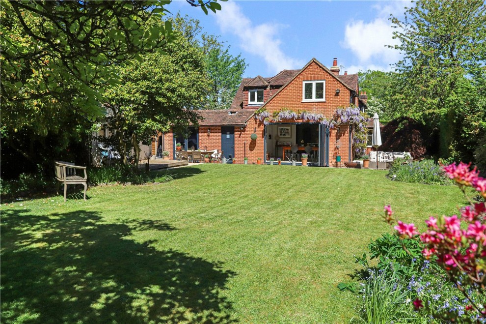 8 Gardeners Hill Road, Farnham, GU10