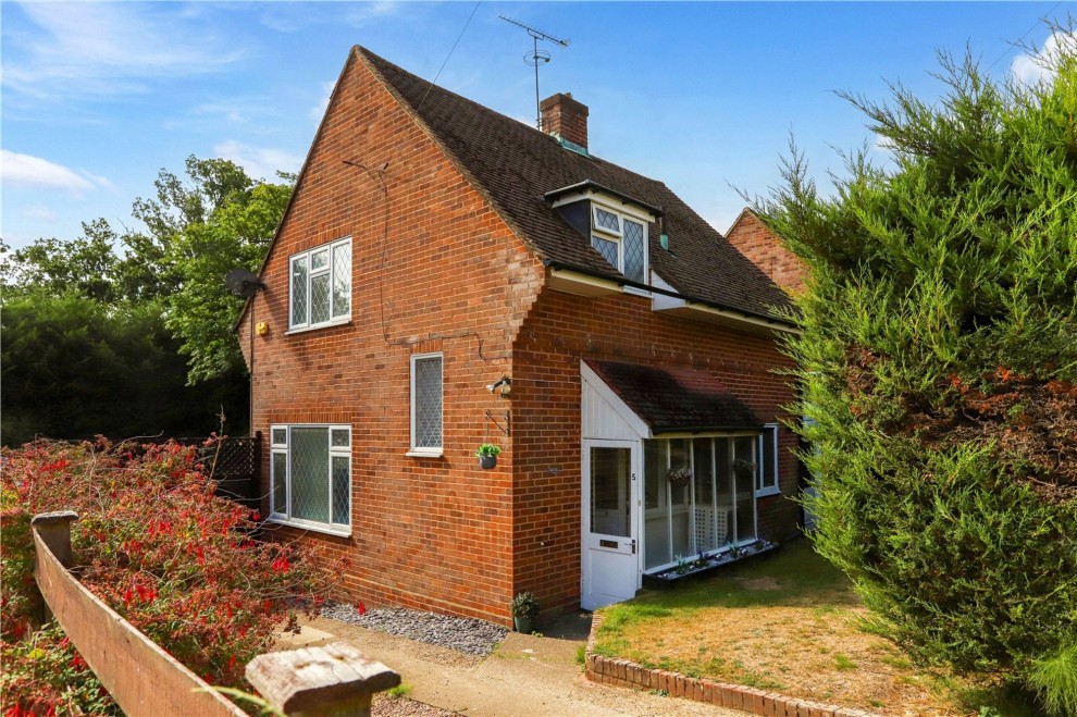 Santina Close, Farnham, GU9