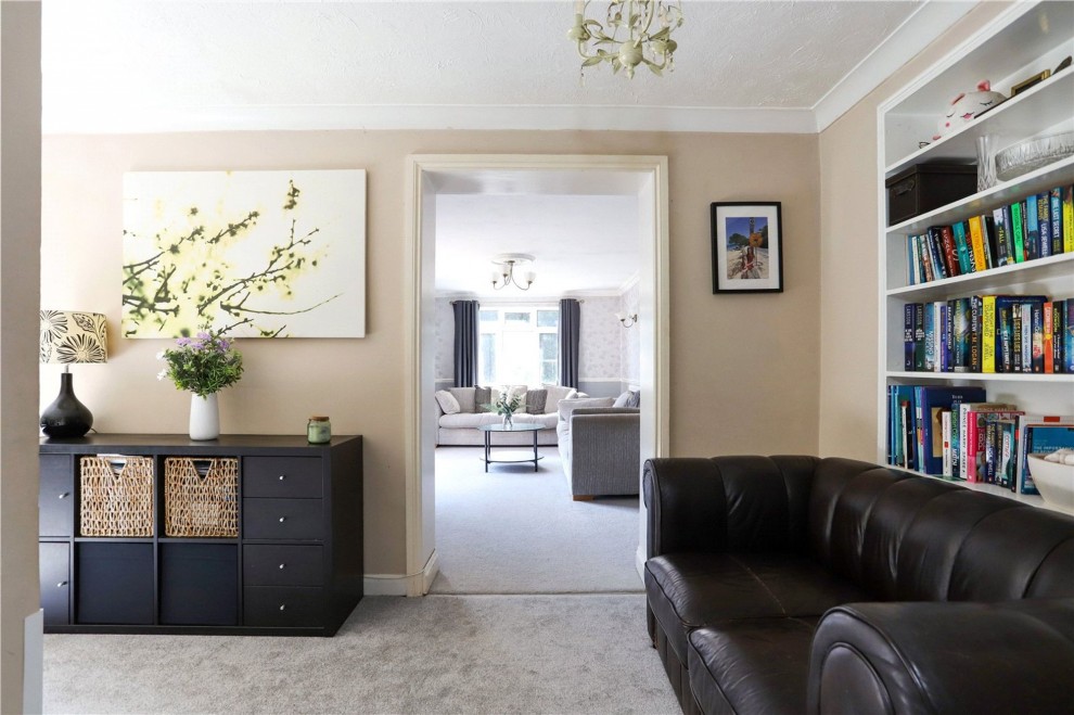 Santina Close, Farnham, GU9