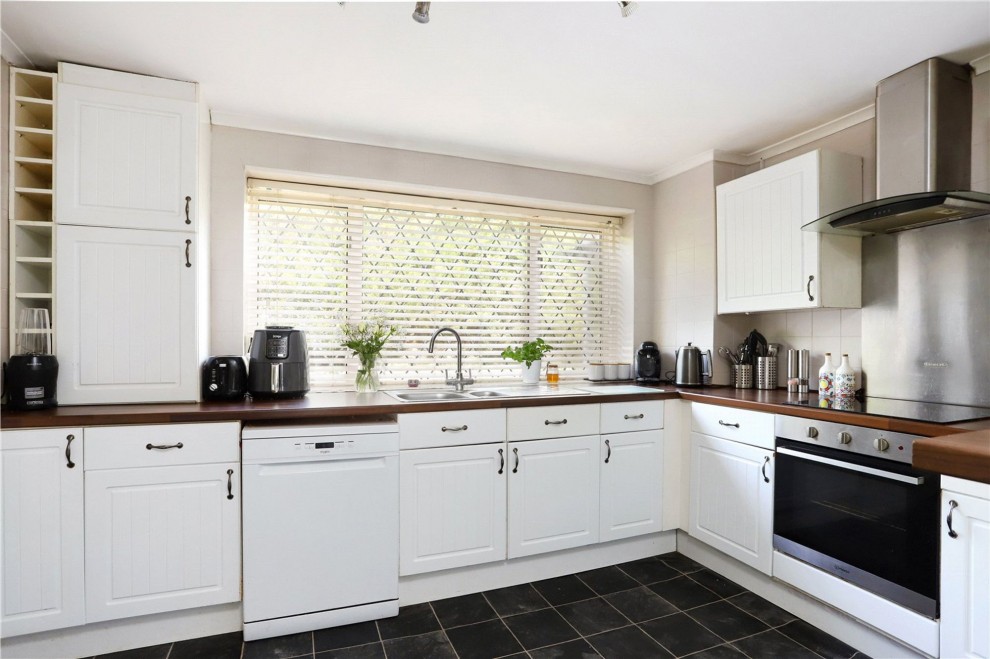 Santina Close, Farnham, GU9