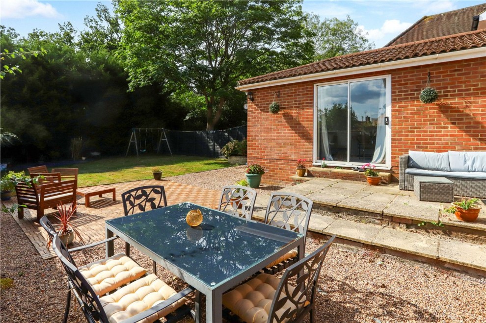 Santina Close, Farnham, GU9