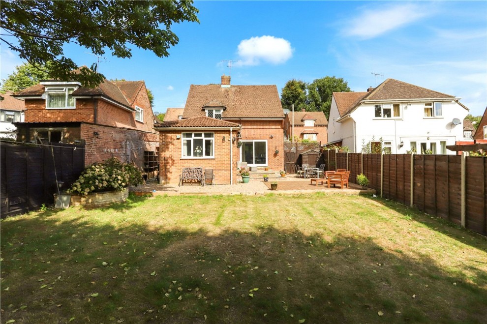 Santina Close, Farnham, GU9