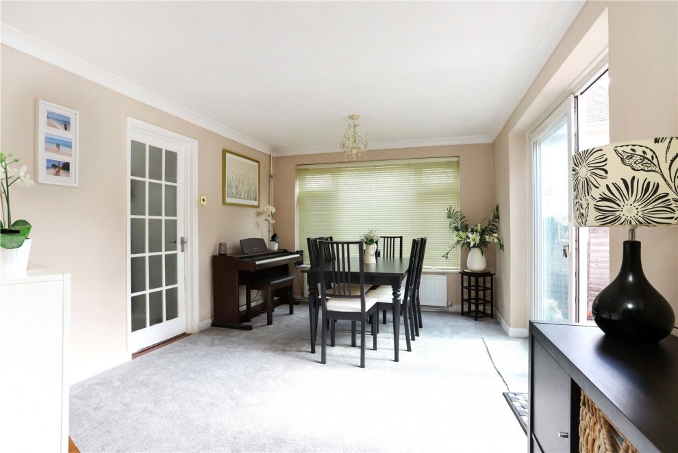 Santina Close, Farnham, GU9