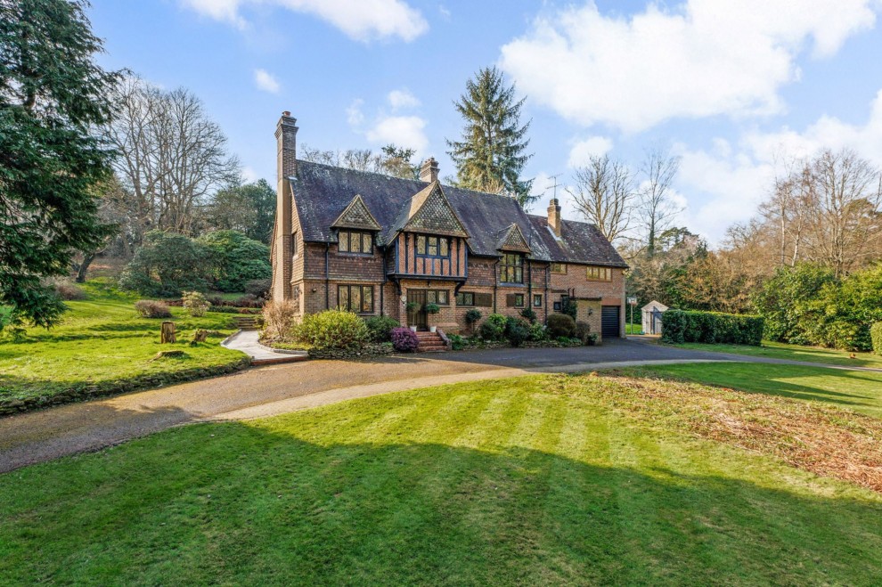 Farnham Road, Churt, GU10