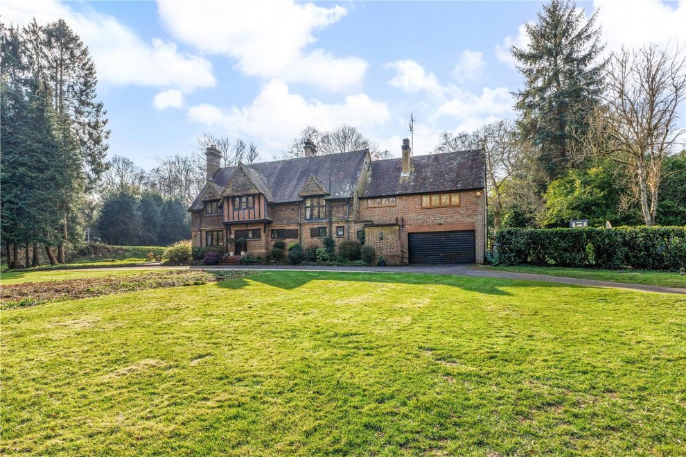 Farnham Road, Churt, GU10