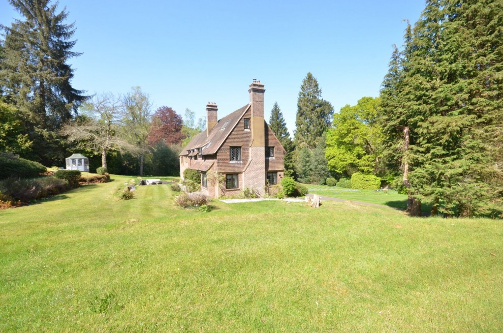 Farnham Road, Churt, GU10
