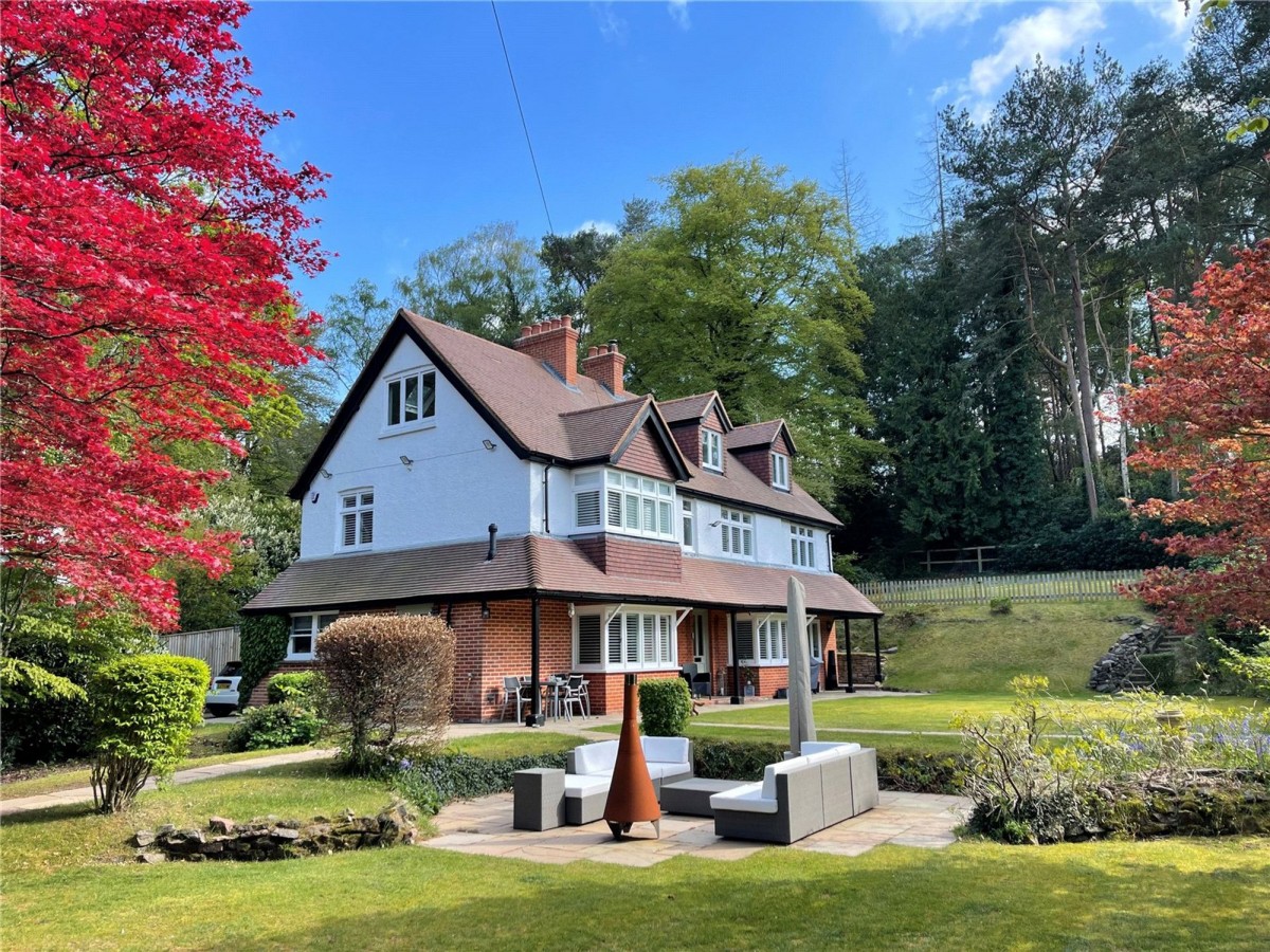 6 Longdown Close, Lower Bourne, GU10