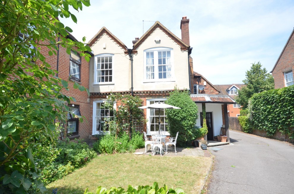 Downing Street, Farnham, GU9
