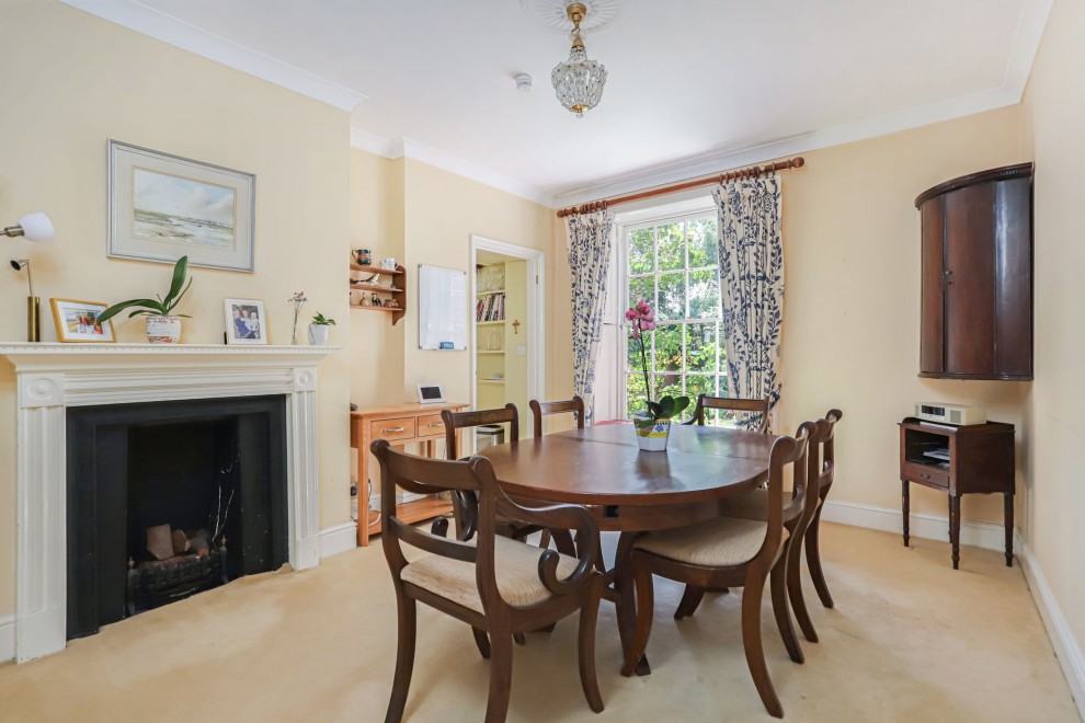 Downing Street, Farnham, GU9