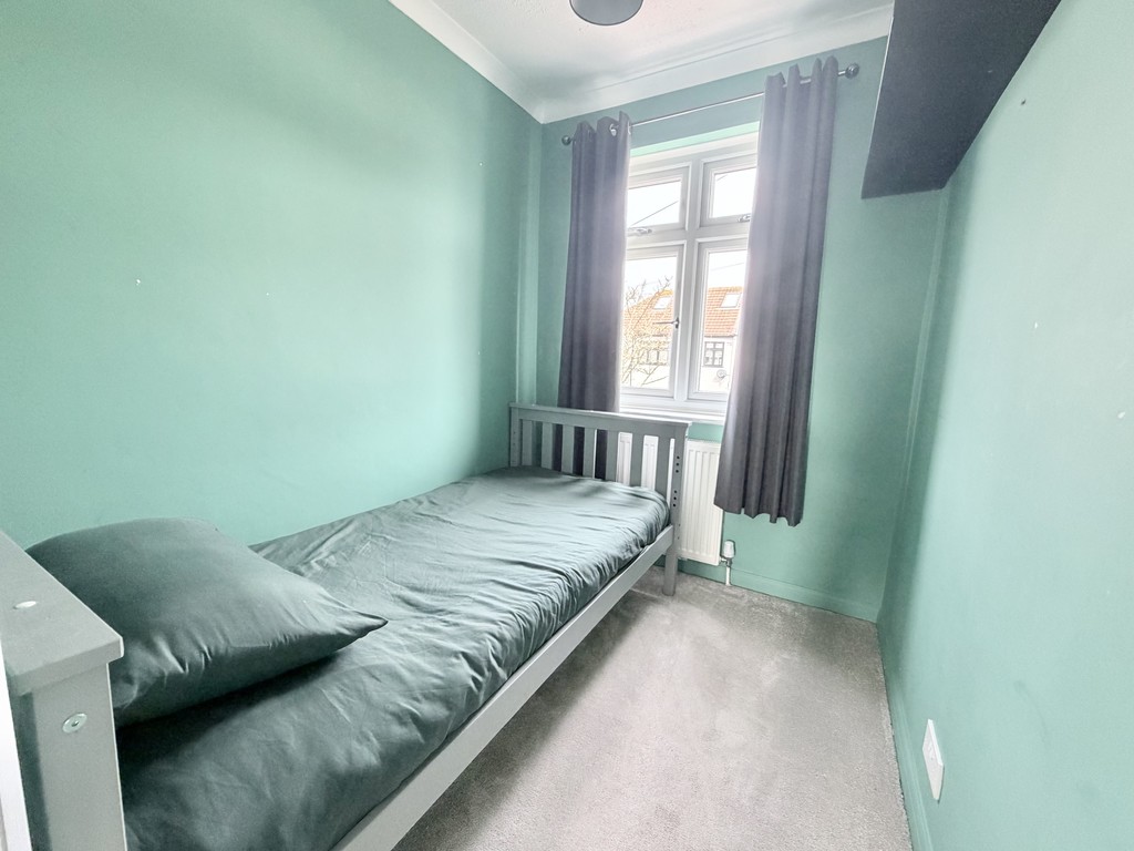 Fourth Avenue, Romford