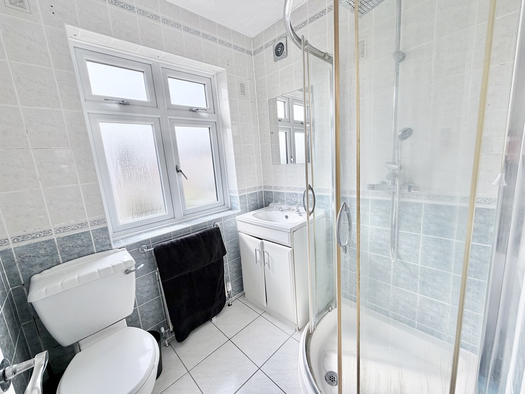 Fourth Avenue, Romford