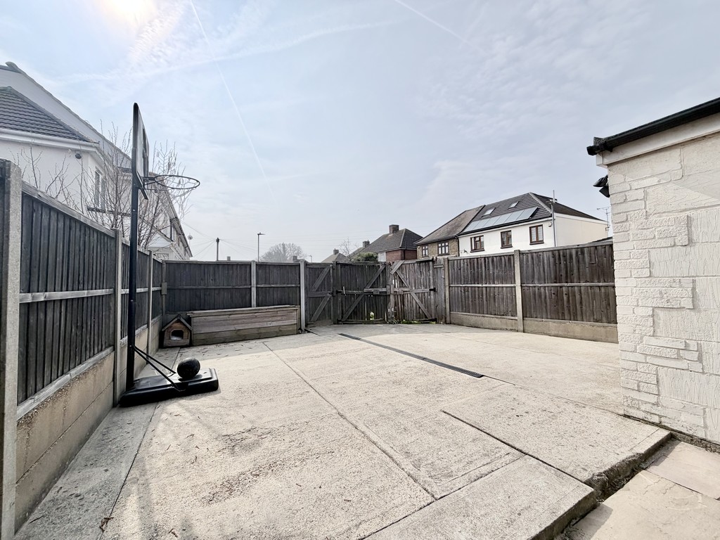 Fourth Avenue, Romford