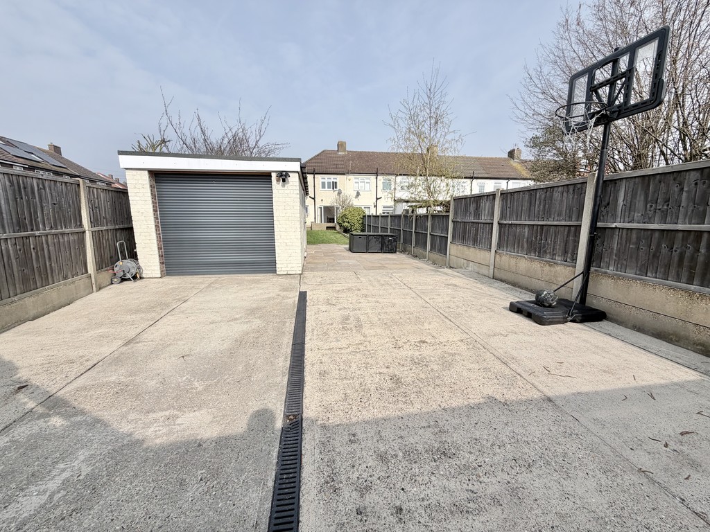 Fourth Avenue, Romford