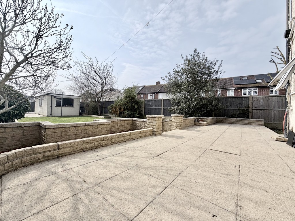 Fourth Avenue, Romford