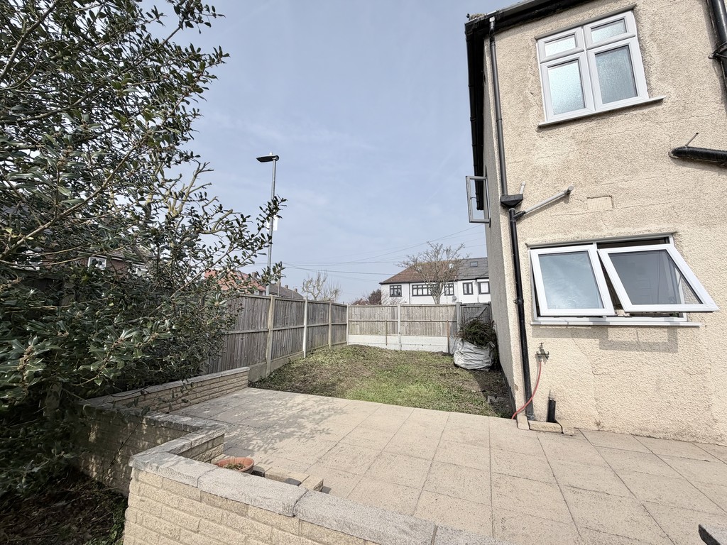 Fourth Avenue, Romford