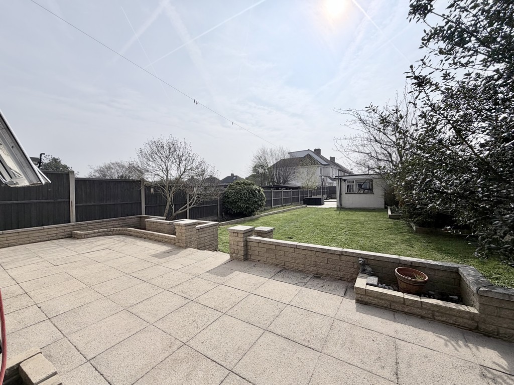 Fourth Avenue, Romford