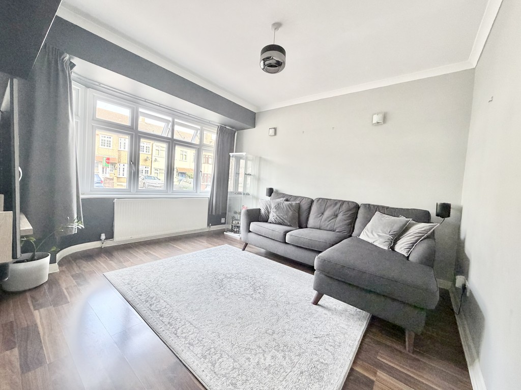 Fourth Avenue, Romford