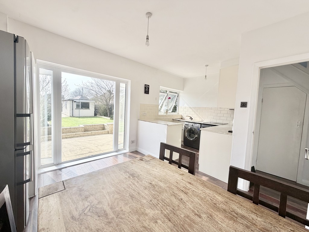 Fourth Avenue, Romford