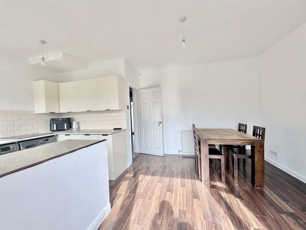 Fourth Avenue, Romford