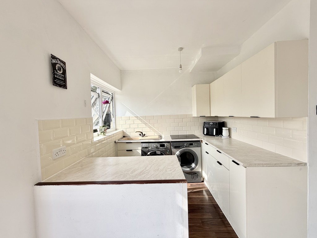 Fourth Avenue, Romford