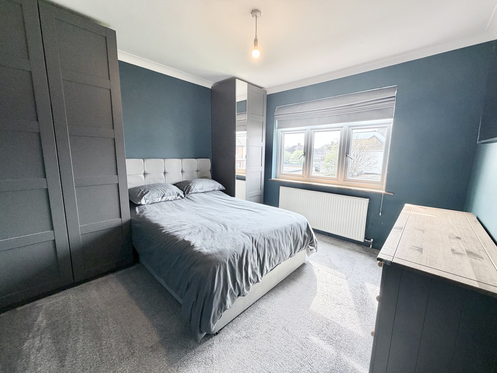 Fourth Avenue, Romford