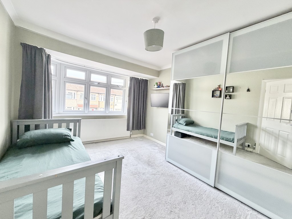 Fourth Avenue, Romford