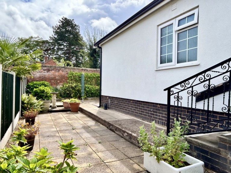 Kings Head Home Park, Newport