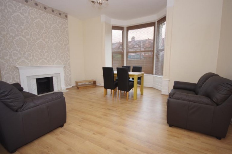 BALLARDS LANE, NORTH FINCHLEY, N12