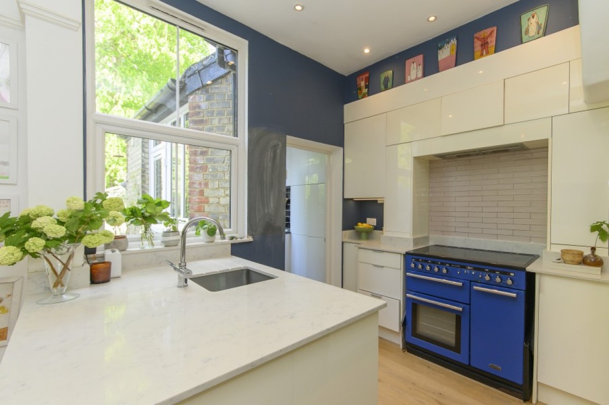 CHISLEHURST AVENUE, N FINCHLEY, N12
