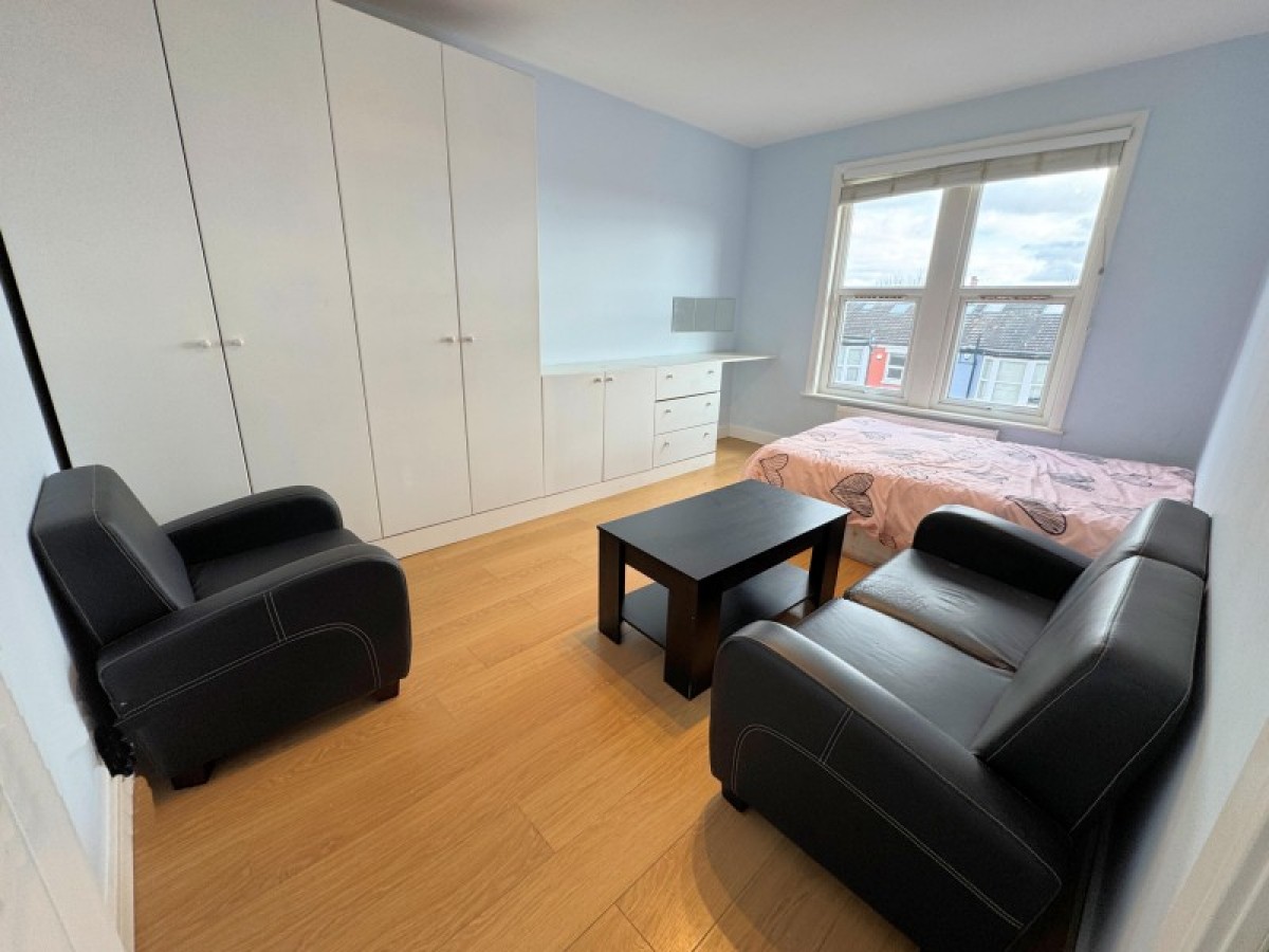 BALLARDS LANE, FINCHLEY, N3