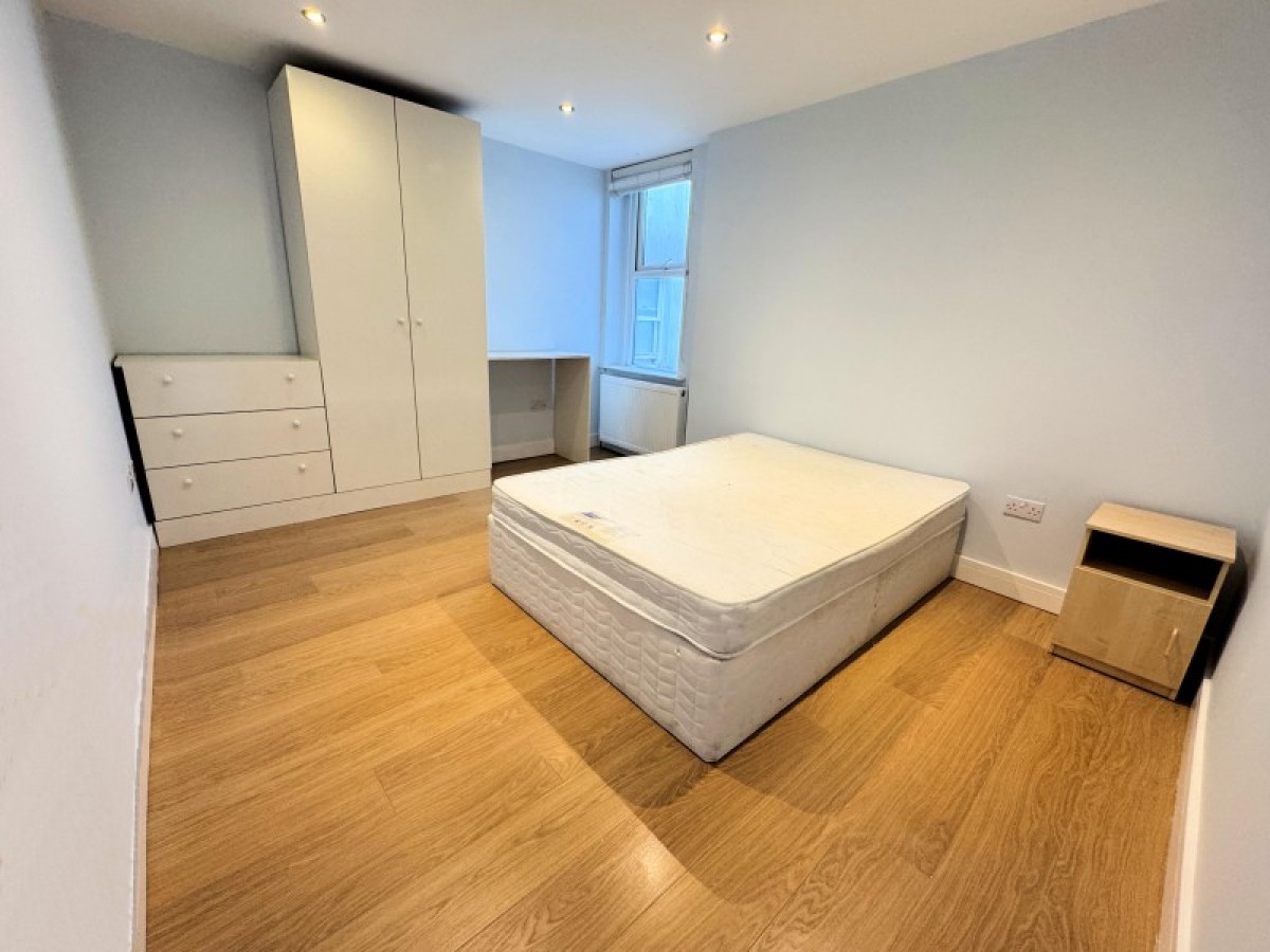 BALLARDS LANE, FINCHLEY, N3