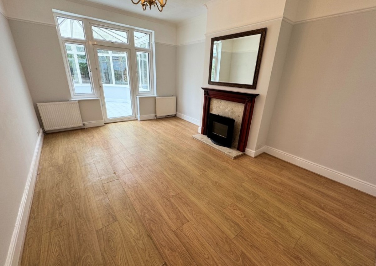 RAVENSDALE AVE, NORTH FINCHLEY, N12