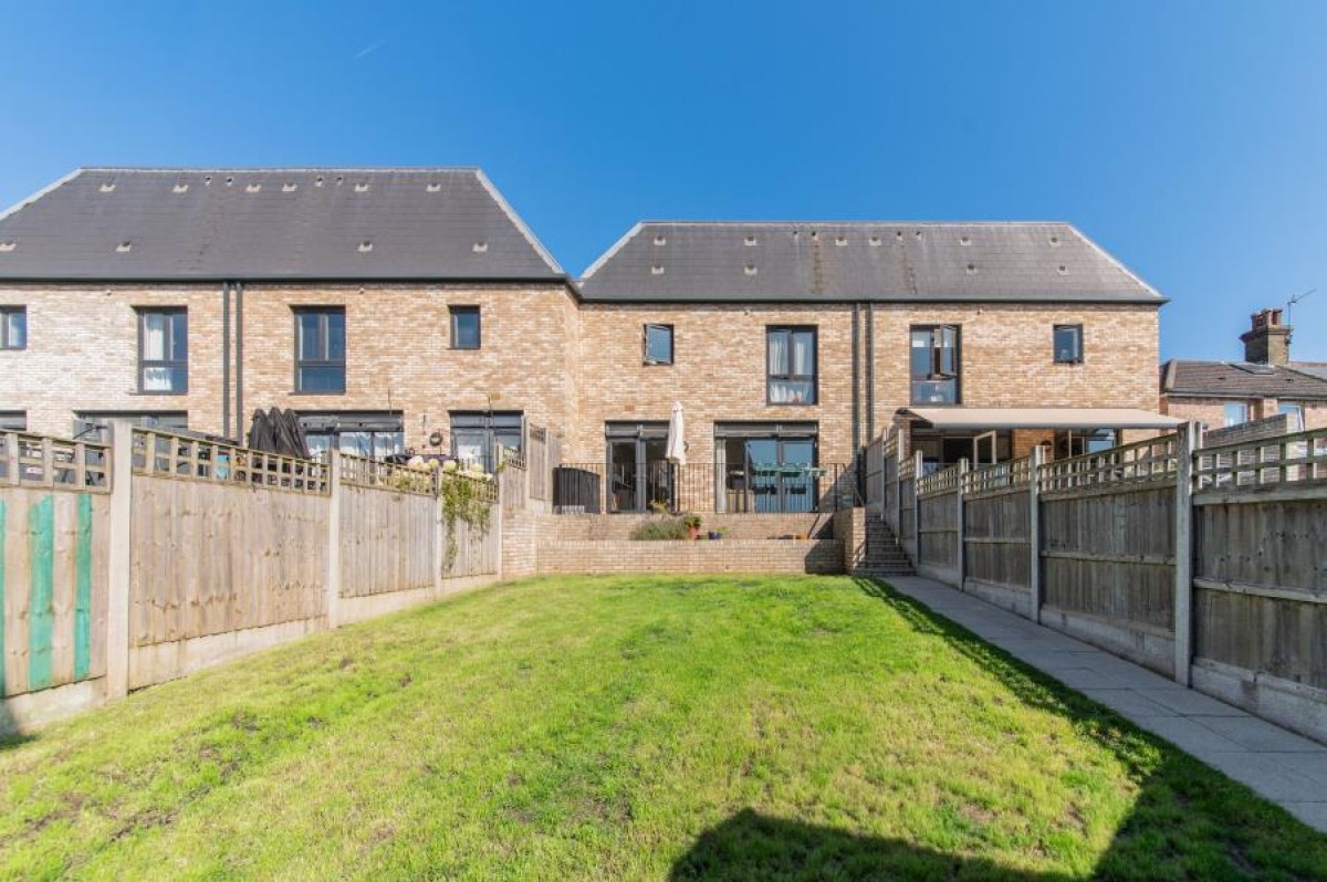 MAYS LANE, BARNET, EN5
