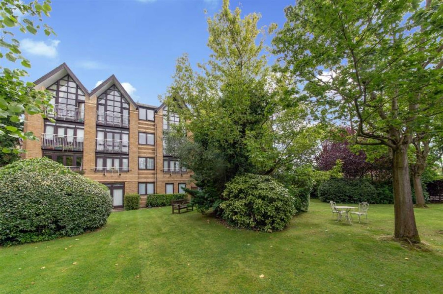 HAMILTON SQUARE, NORTH FINCHLEY, N12