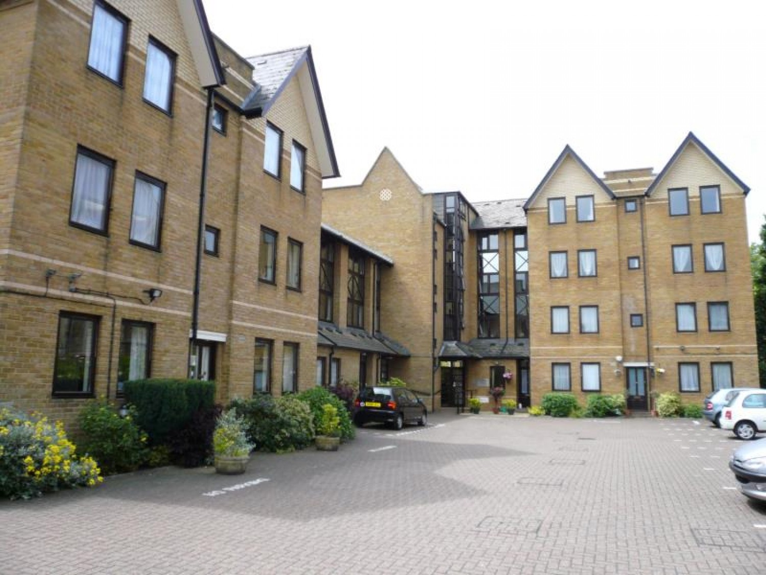 HAMILTON SQUARE, NORTH FINCHLEY, N12