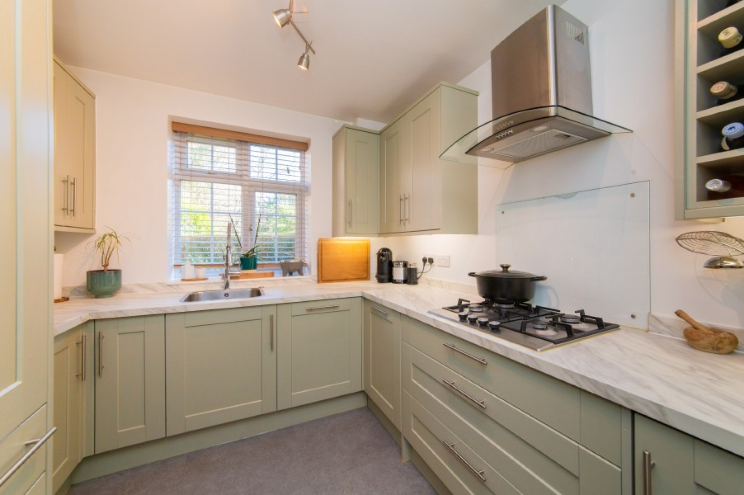 BALLARDS LANE, FINCHLEY, N3