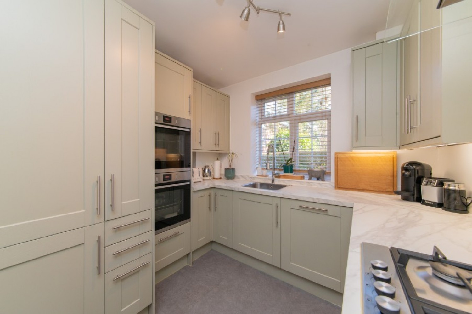 BALLARDS LANE, FINCHLEY, N3